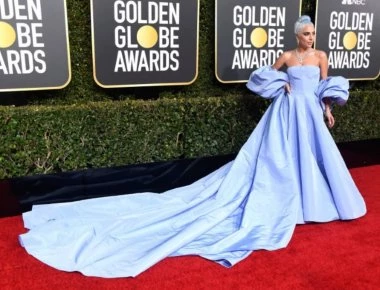 Lady Gaga: Η αποκαλυπτική φωτογραφία από το κρεβάτι της, αγκαλιά με την «Χρυσή Σφαίρα»